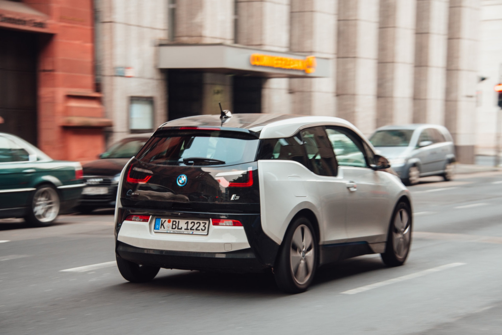 BMW i3 uznawany jest za jeden z najlepiej wyciszonych samochodów. W takim wnętrzu (!) warto mieć się na baczności