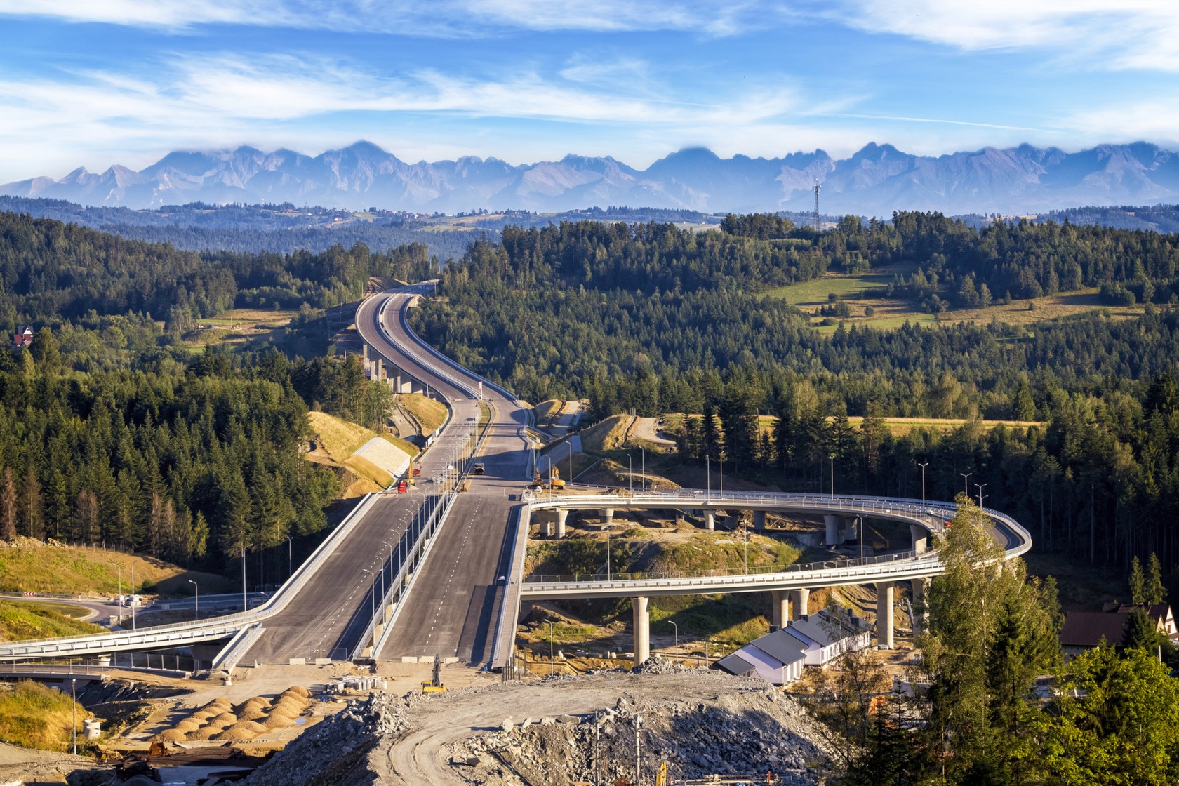 W Polsce dysponujemy już ponad 4 tysiącami km autostrad i ekspresówek. Na zdjęciu Budowa drogi ekspresowej S7, Skomielna Biala. W tle Tatry.